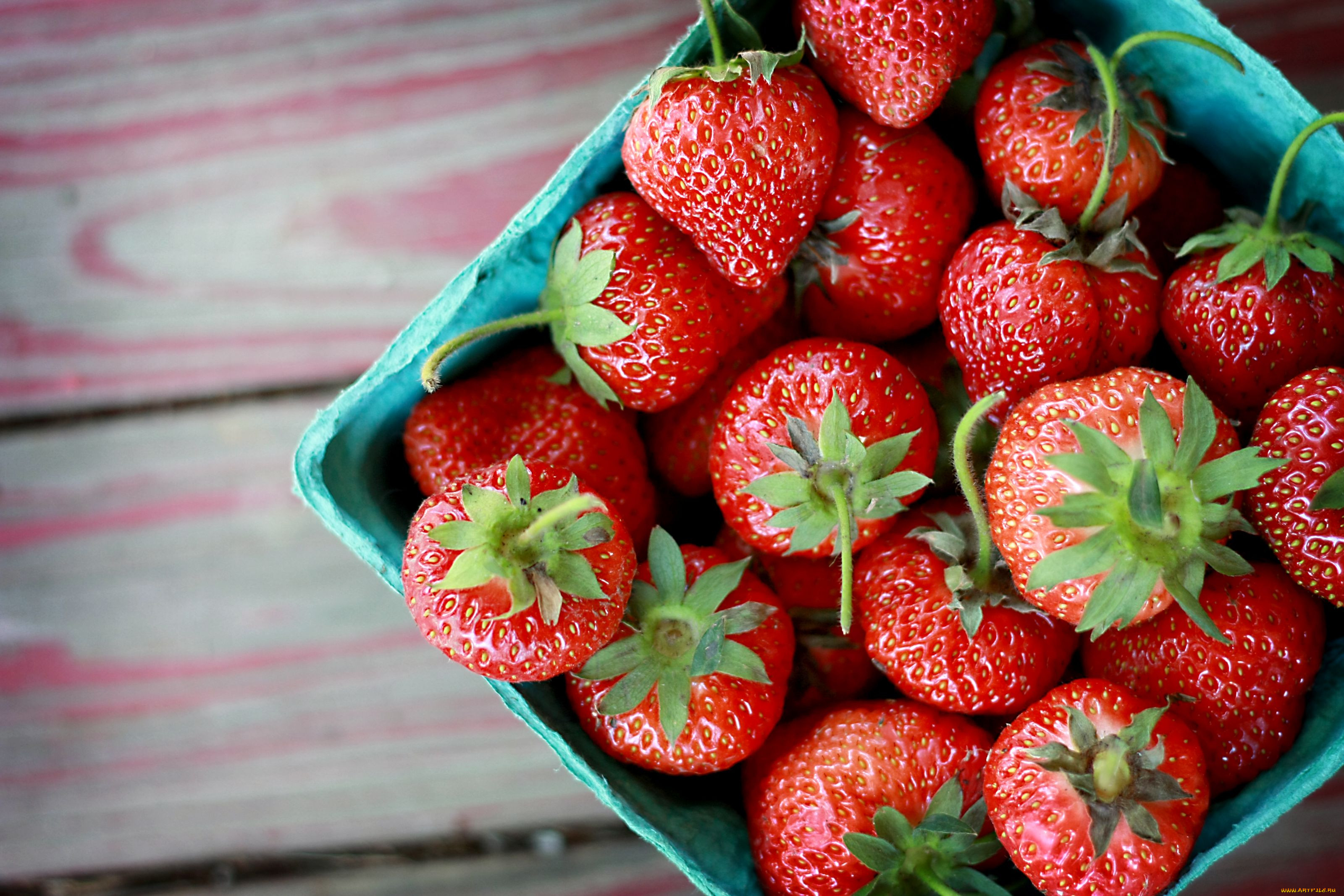 Strawberry. Клубника Аромас. Клубника Диамант. Байкальская клубника. Клубника на столе.